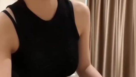 คลิปหลุด น้องแว่นผมแดงเสื้อเหลือง ชักว่าวให้แฟนเสียว ก่อนขึ้นขย่มหีตอดควย