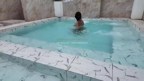 คลิปหลุดมาใหม่ jeenzen Onlyfans เย็ดริมสระเปลี่ยนบรรยากาศ นอนแหกขาให้ชู้ฝรั่งจัดการก่อนโดนควยยาวทะลวงหีกระทุ้งยับ