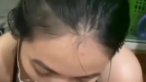 คลิปหลุด สาวเหนือโคตรสวย นั่งชักว่าวให้ผู้ชายจนแข็ง ลีลาอมควยอย่างดุ ก่อนจะไม่ไหว แหวกขาแล้วเย็ดควยกระแทกหีจนน้ำแตก