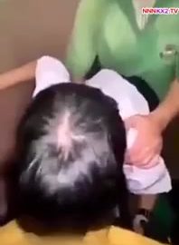 คลิปหลุดมาใหม่ ครูฝึกพละกับลูกศิษย์นักกีฬา รุมเย็ดนักเรียนหญิงในห้องน้ำ สลับกันก้มทำจนเด็กสาวครางระงมสวิงกิ้งโครตเสียว