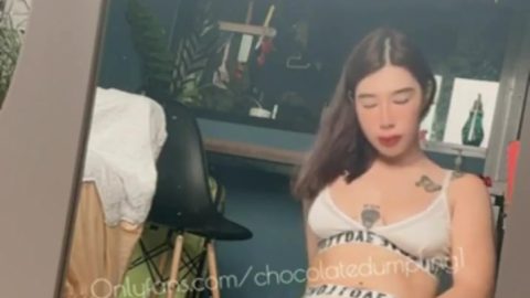 คลิปหลุดมาใหม่ Onlyfans Chocolatedumpling น้องจินนี่ไลฟ์เสียวโชว์หุ่น นอนแหกให้ดูชัดๆ พร้อมก้มทำตัวเองก่อนเอาควยปลอมซอยน้ำแตก