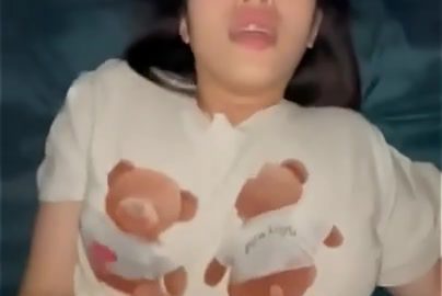 คลิปหลุด สาวสวยทางบ้านมานอนบ้านแฟนโดนจัดหนักซอยไม่ยั้งแว่นนั้นคง เย็ดท่าหมาปิดท้ายก่อนแตกในใส่หี