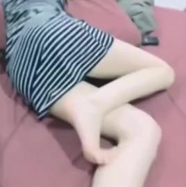 คลิปหลุด ผัวดันเงี่ยน เห็นแฟนสาวกำลังนอนดูทีวีอยู่ เดินมาถอดชุดเบ็ดหีน้ำแตก พร้อมกับยัดควยเเข็งๆใส่หีกระแทกหนักๆ เสียวๆคาโซฟา