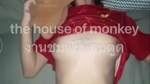 คลิปหลุด แฟนเกิร์ลทีมฟุตบอลดัง ถกเสื้อโชว์หีขาวชมพูโดนผัวซอยสดเกือบแตกใน