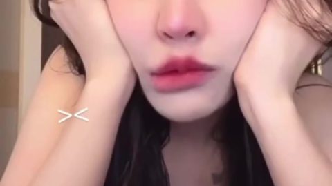 หลุด น้องเค้ก cxxech_ เล่นควยผัวจนแข็ง แล้วโม็คเสียวๆ ก่อนโดนติ้วหี ต่อด้วยการโดรกระเด้าหีรัวๆ ครางเสียวสุดๆ